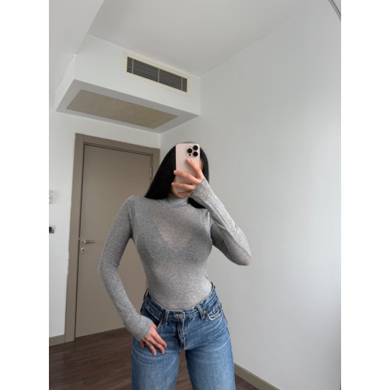 KIRÇILLI GRİ HAFİF TRANSPARAN DİK YAKA BODY